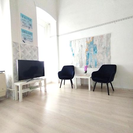 Free Parking Garage! Downtown Apartment Close To New York Cafe Budapest Eksteriør bilde