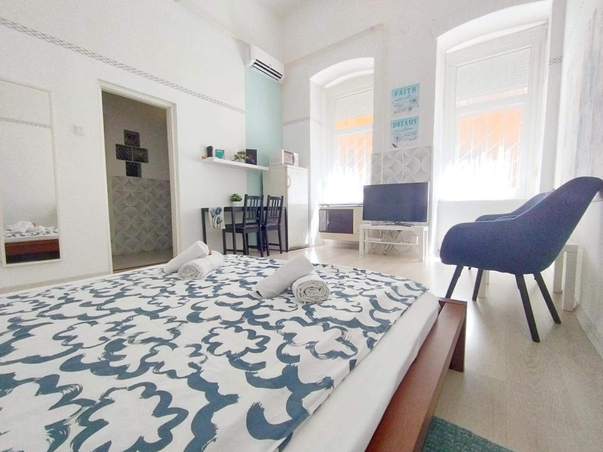 Free Parking Garage! Downtown Apartment Close To New York Cafe Budapest Eksteriør bilde