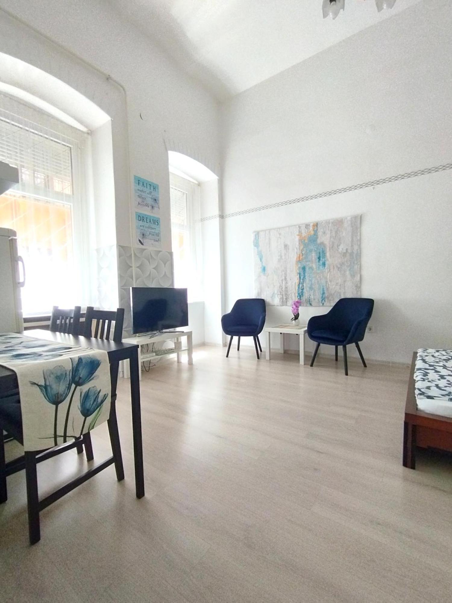 Free Parking Garage! Downtown Apartment Close To New York Cafe Budapest Eksteriør bilde